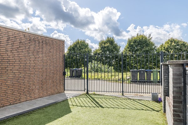 Foto - Verkocht onder voorbehoud: Instapklare ruime tussenwoning uit 1997 met 3 slaapkamers, moderne badkamer, tuin en garage in Heerlen